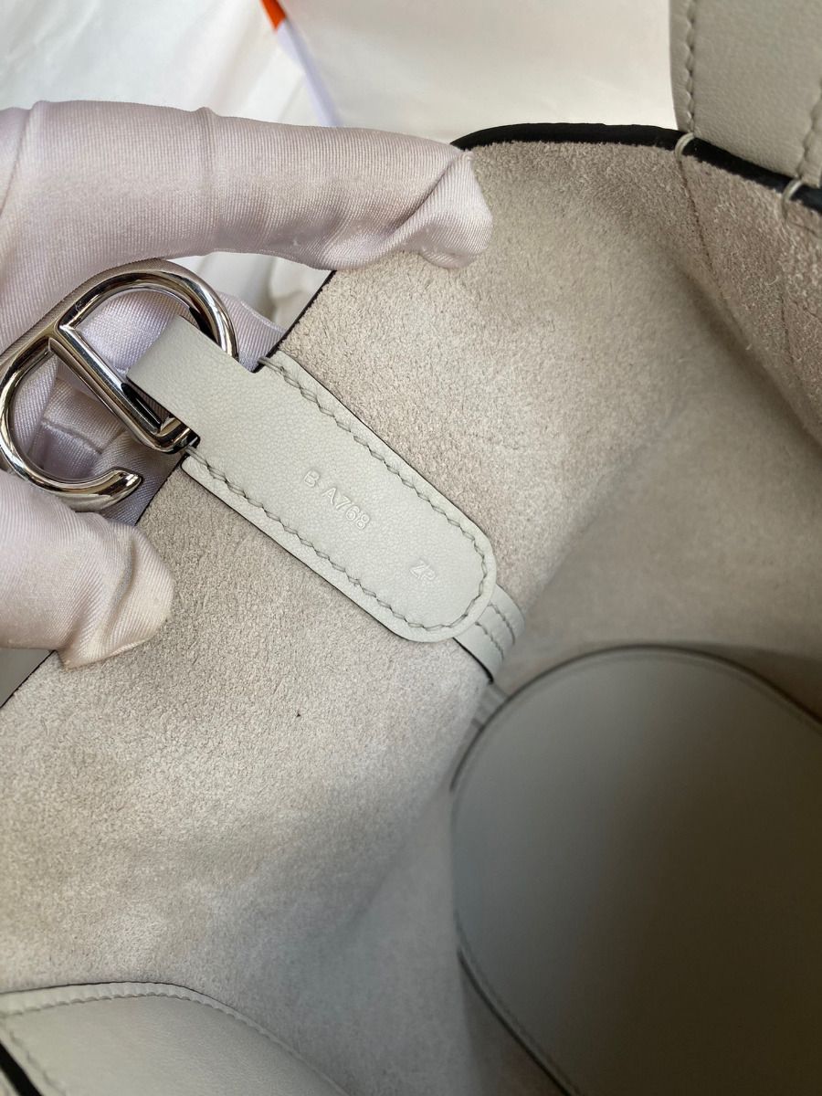 Hermes In The Loop 18 Handmade Bag in Pearl Grey Clemence Leather - Image 8