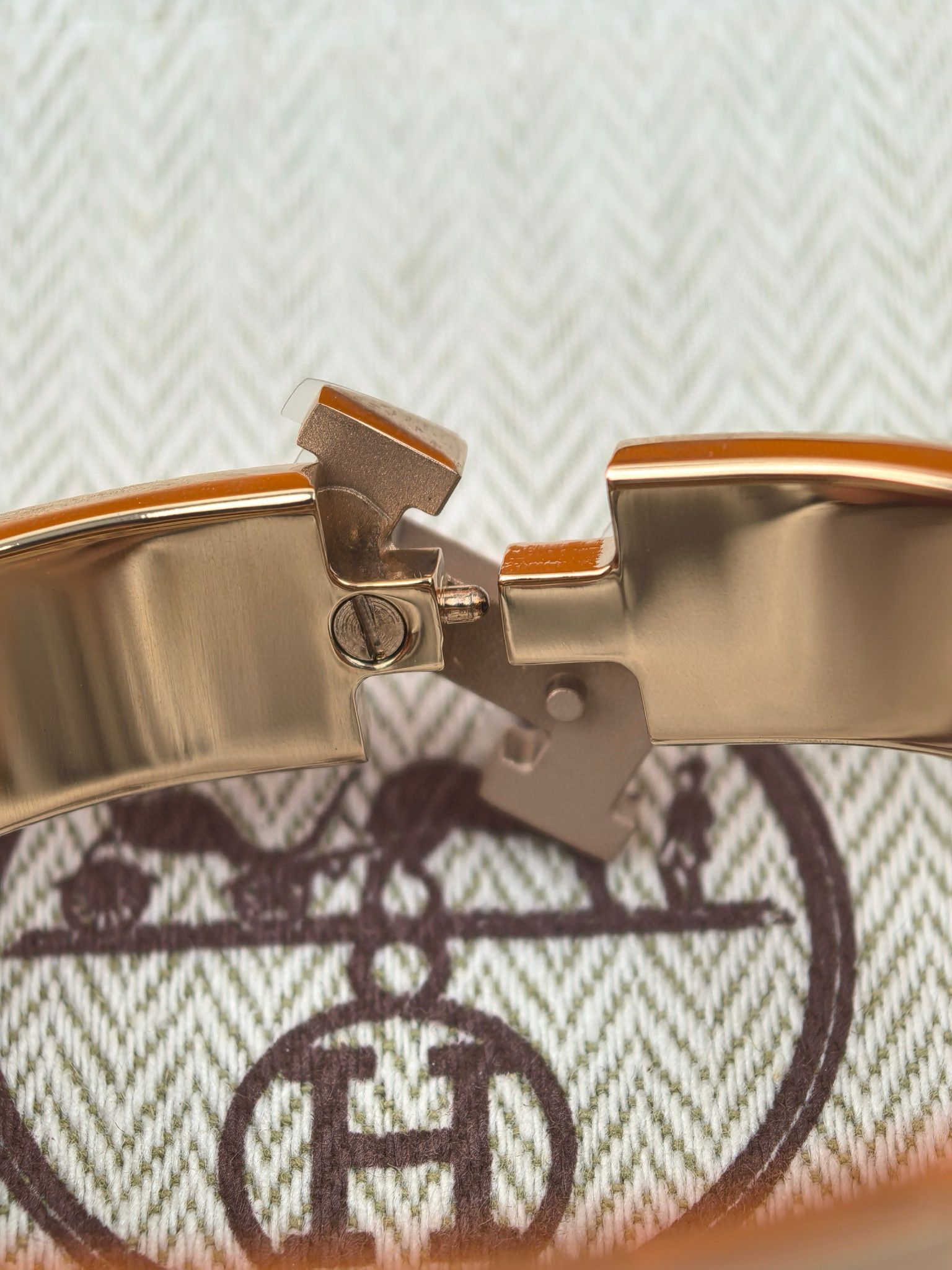 Hermes Chataigne Enamel Clic H Bracelet - Image 9