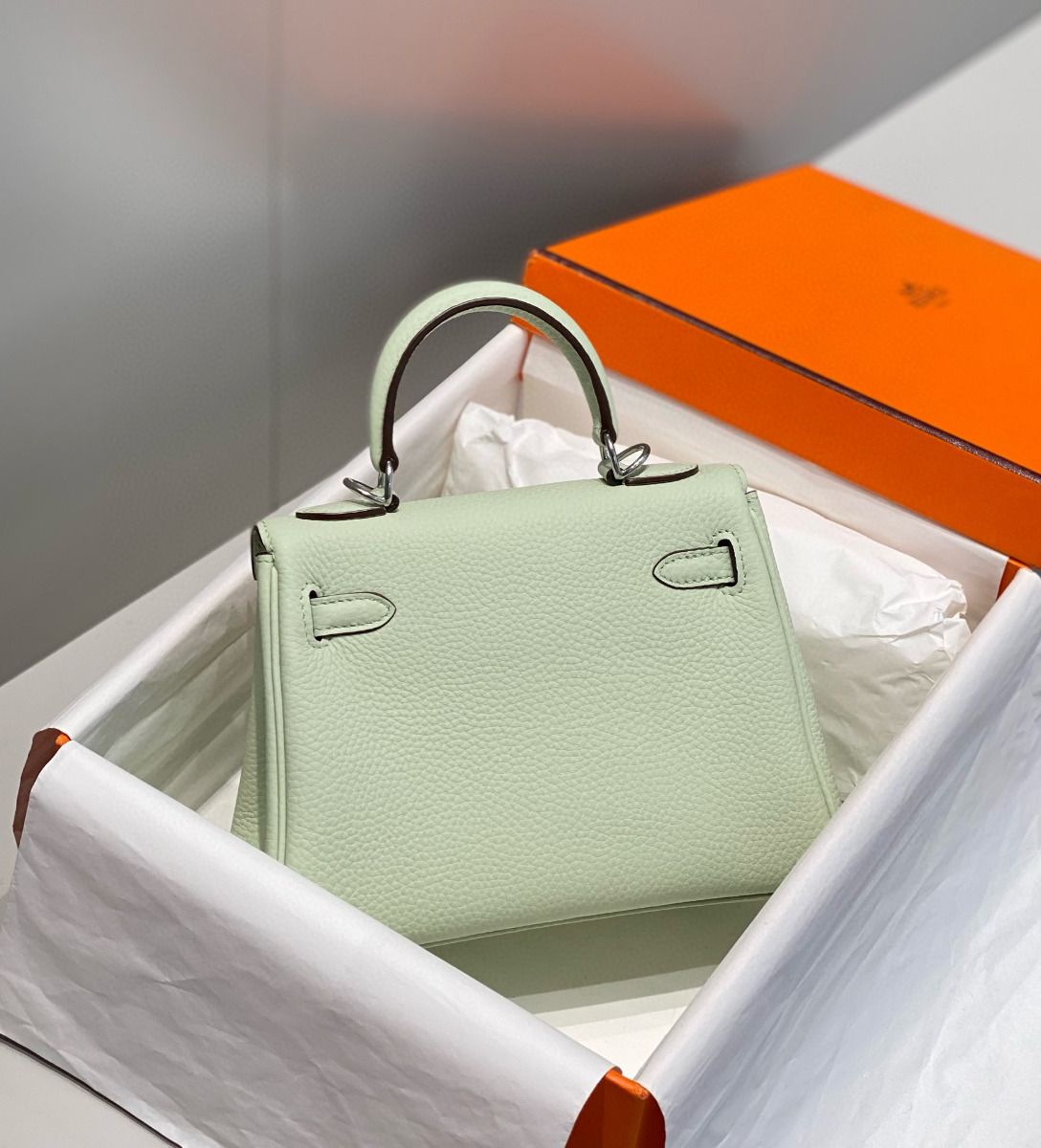 Hermes Kelly 20cm Bag In Vert Fizz Clemence Leather PHW - Image 4