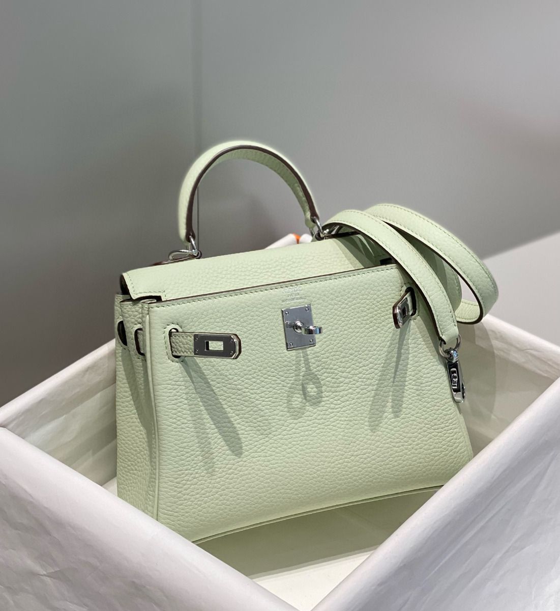 Hermes Kelly 20cm Bag In Vert Fizz Clemence Leather PHW - Image 5