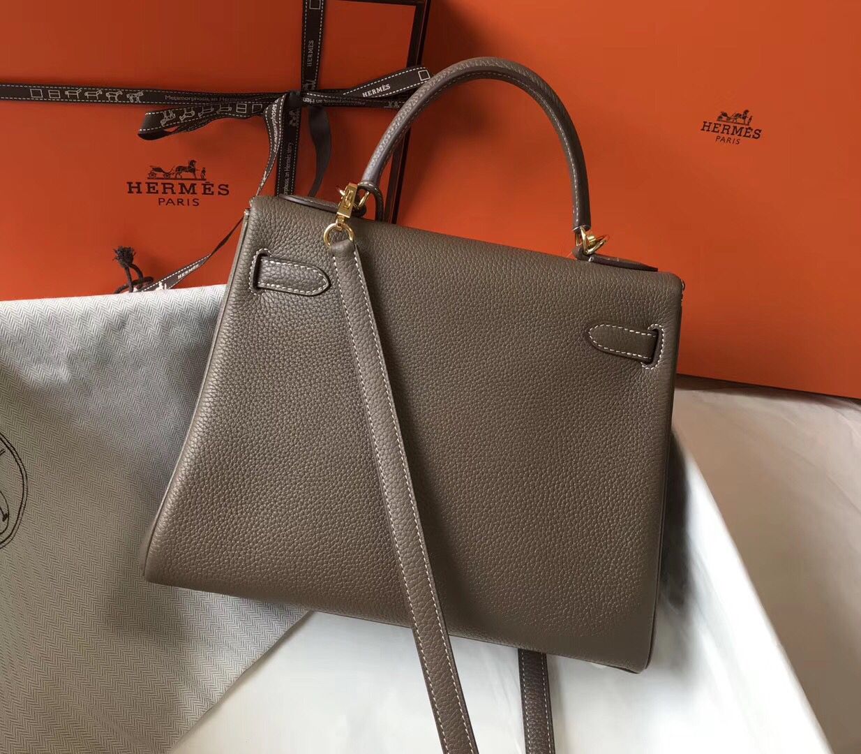 Hermes Kelly 28cm Bag In Taupe Grey Clemence Leather GHW - Image 3