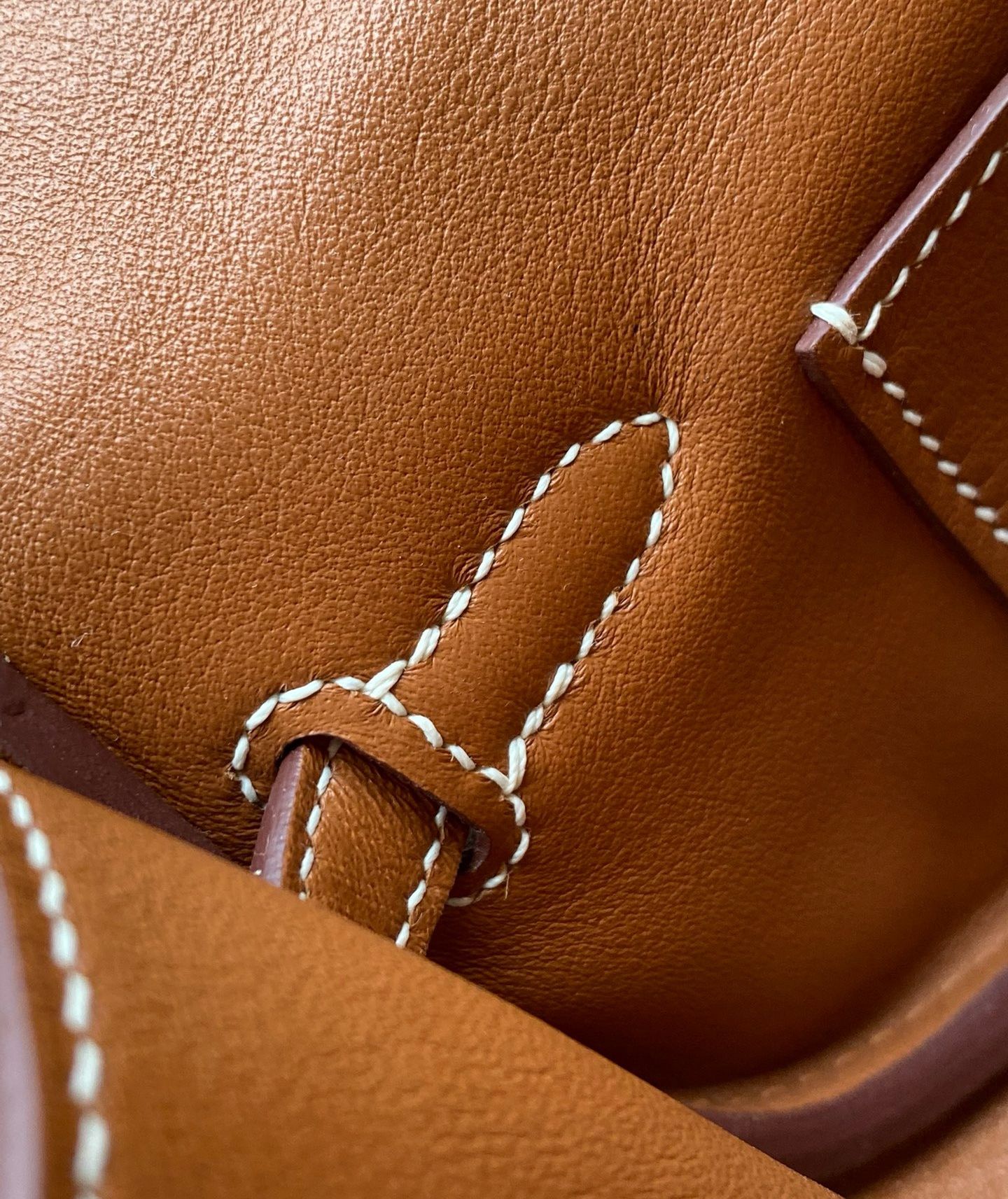 Hermès Kelly Moove Handmade Bag in Gold Swift Calfskin - Image 8