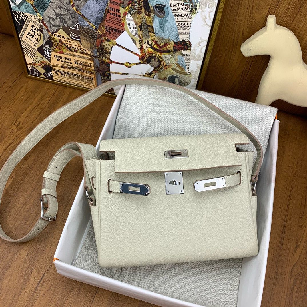 Hermes Kelly Messenger Bag in Craie Clemence Leather - Image 4