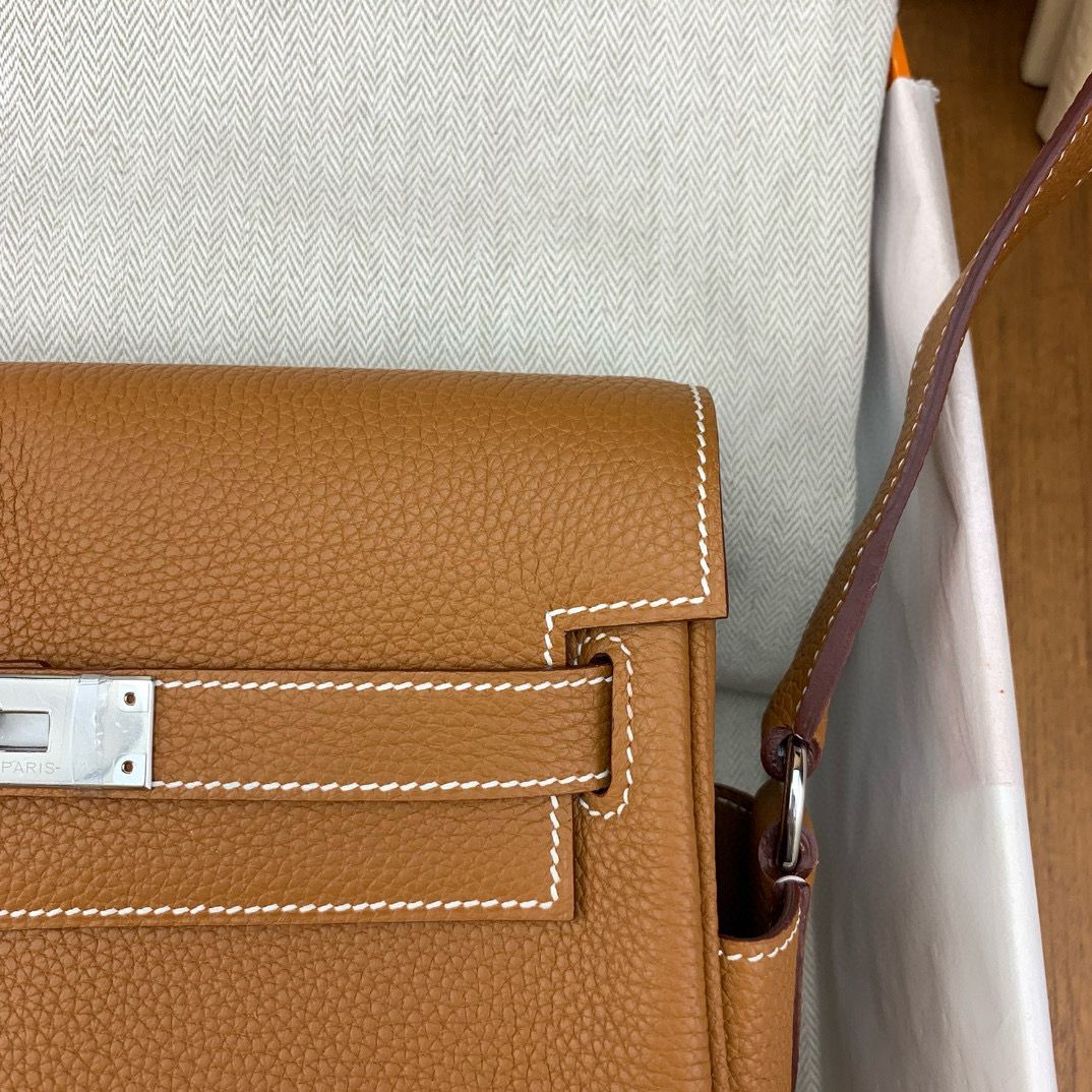 Hermes Kelly Messenger Bag in Gold Clemence Leather - Image 4