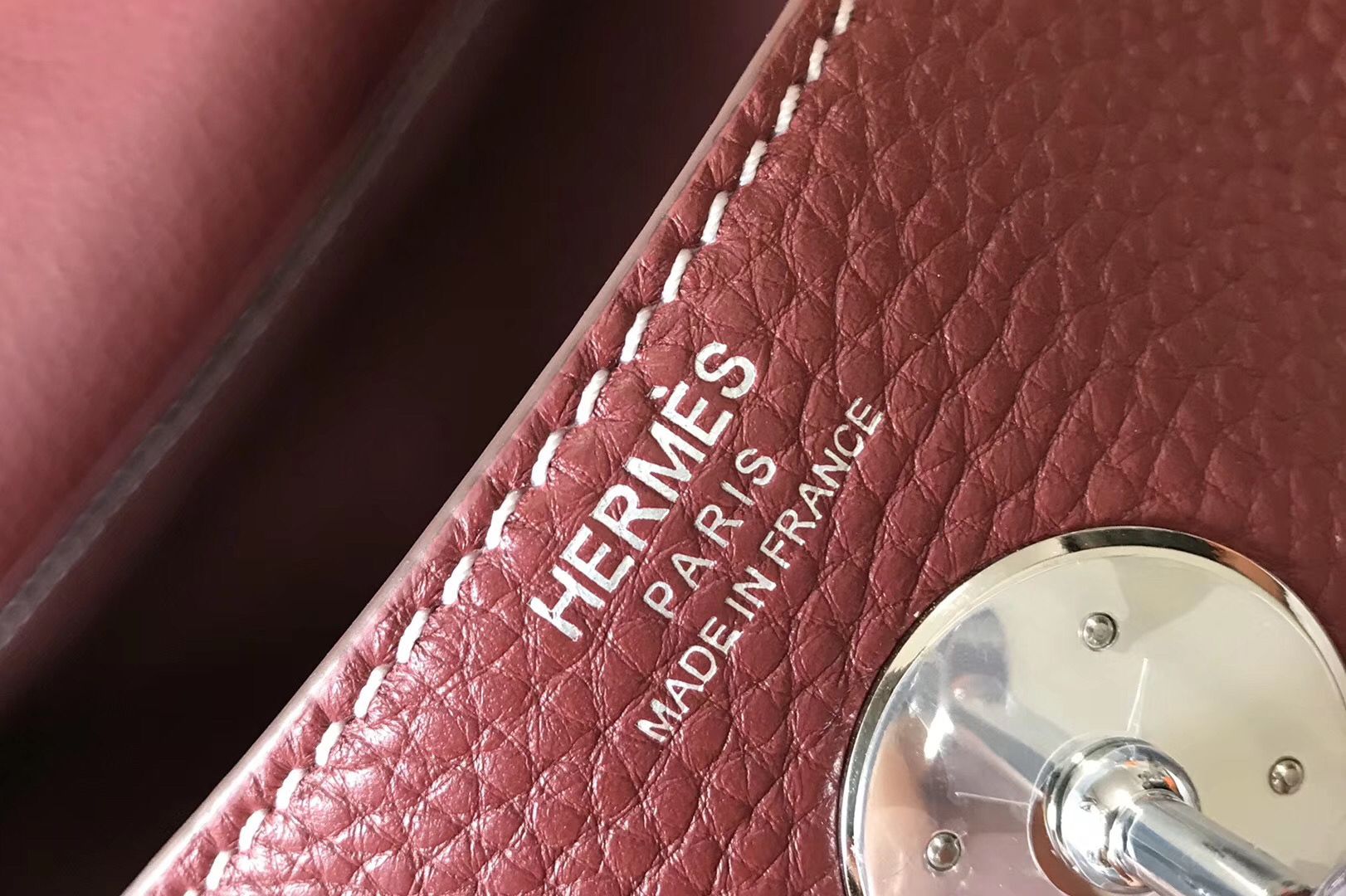 Hermes Lindy 26cm Bag In Bordeaux Clemence Leather PHW - Image 5