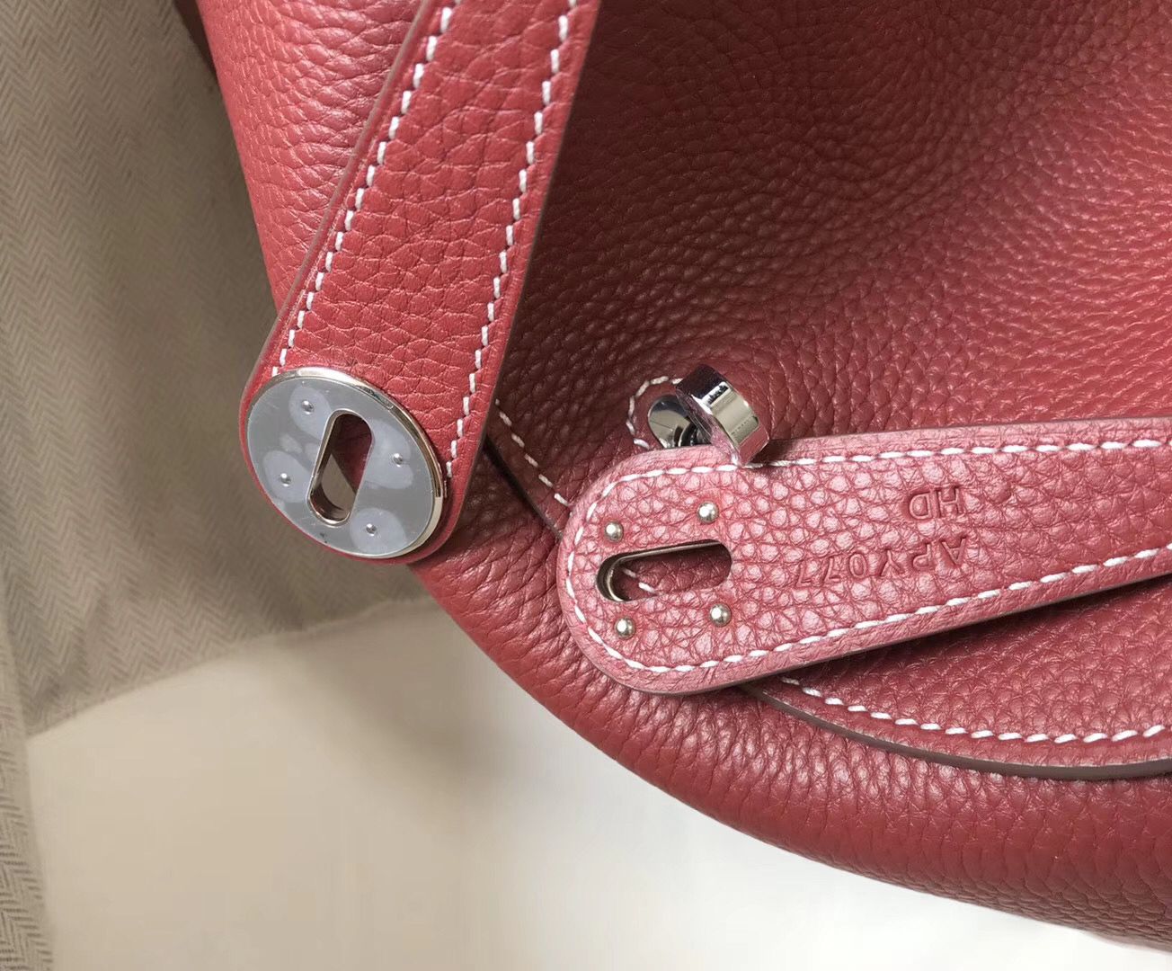 Hermes Lindy 26cm Bag In Bordeaux Clemence Leather PHW - Image 6