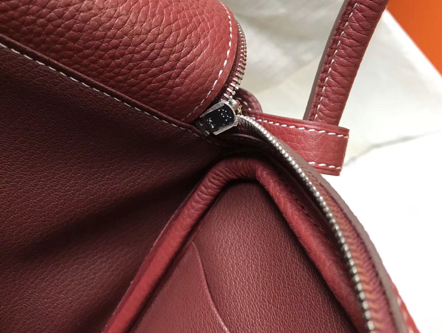 Hermes Lindy 26cm Bag In Bordeaux Clemence Leather PHW - Image 8