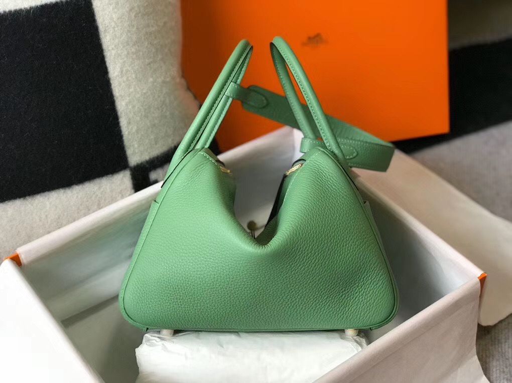 Hermes Lindy 26cm Bag In Vert Criquet Clemence Leather GHW - Image 3