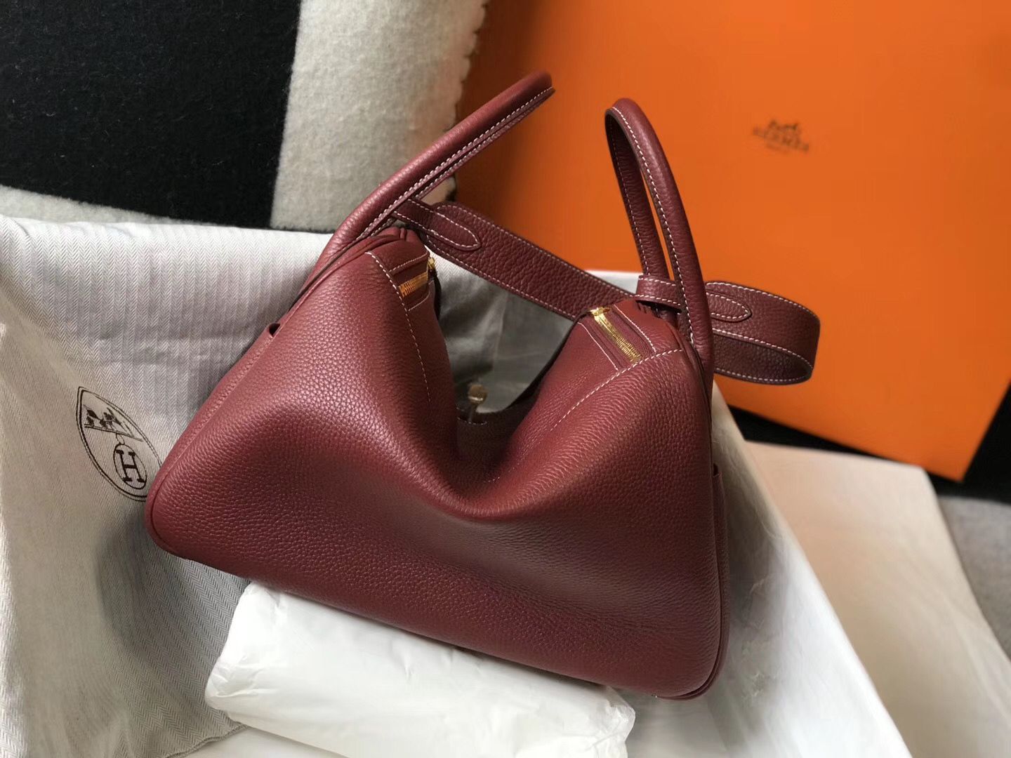 Hermes Lindy 30cm Bag In Bordeaux Clemence Leather GHW - Image 3
