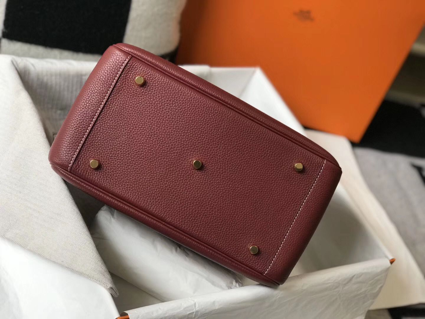 Hermes Lindy 30cm Bag In Bordeaux Clemence Leather GHW - Image 4