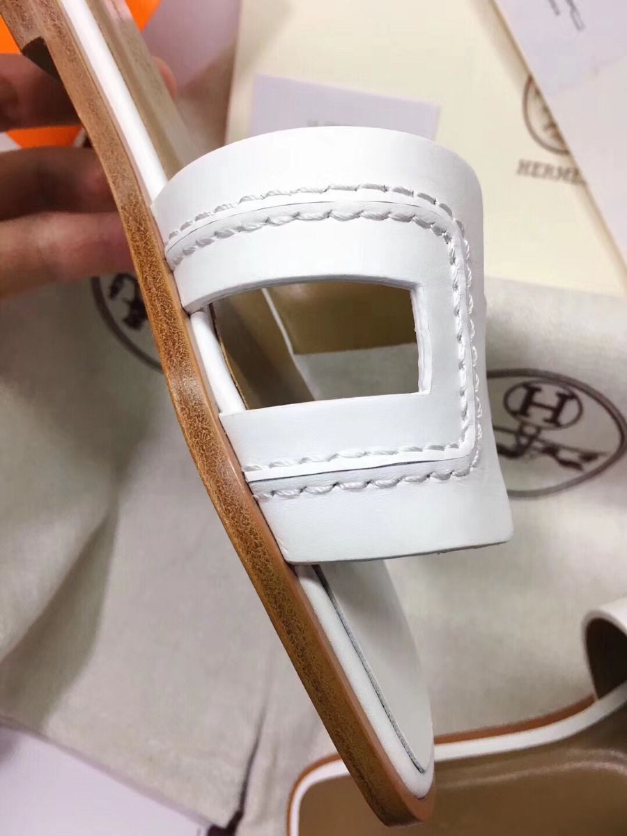 Hermes Oran Sandals In White Leather With Stitched Detail - Image 3