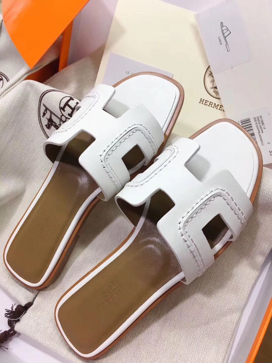 Hermes Oran Sandals In White Leather With Stitched Detail - Image 4