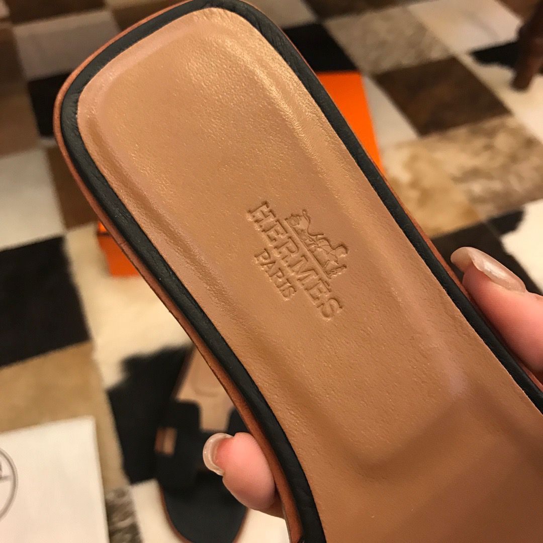 Hermes Oran Slide Sandals In Black Clemence Leather - Image 5