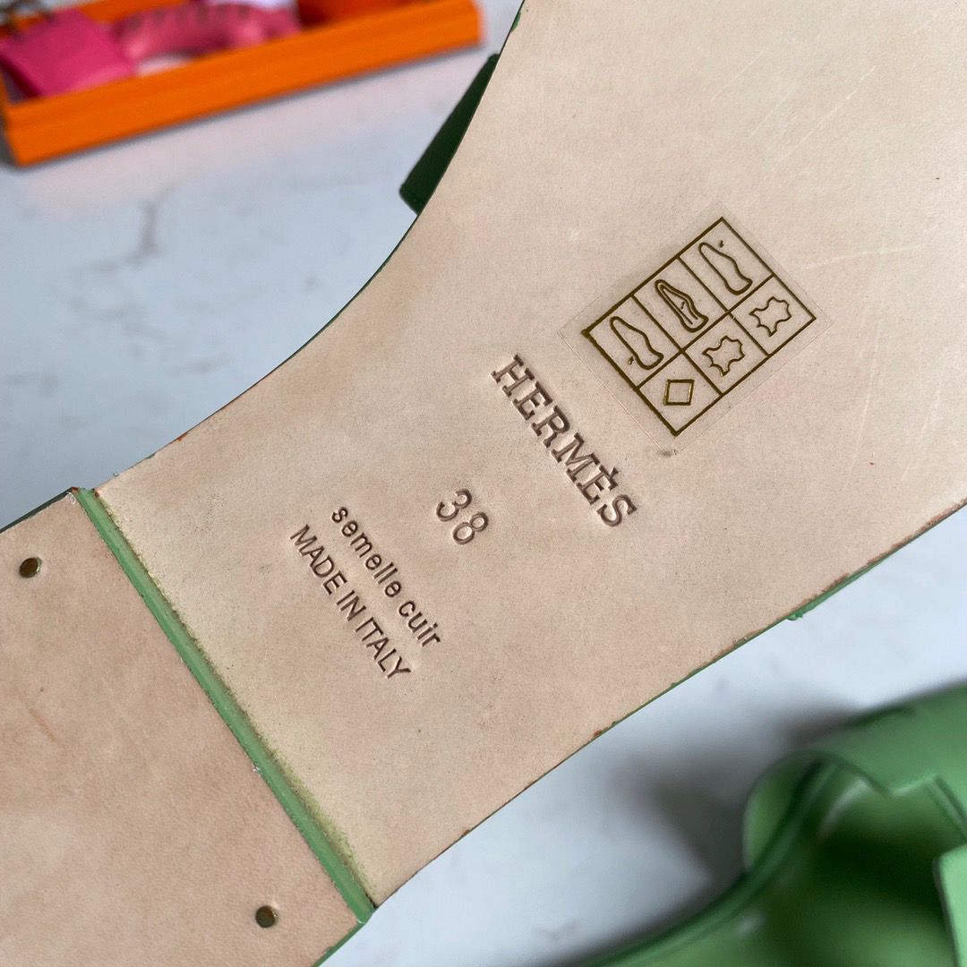 Hermes Oran Slide Sandals In Vert Criquet Epsom Calfskin - Image 6