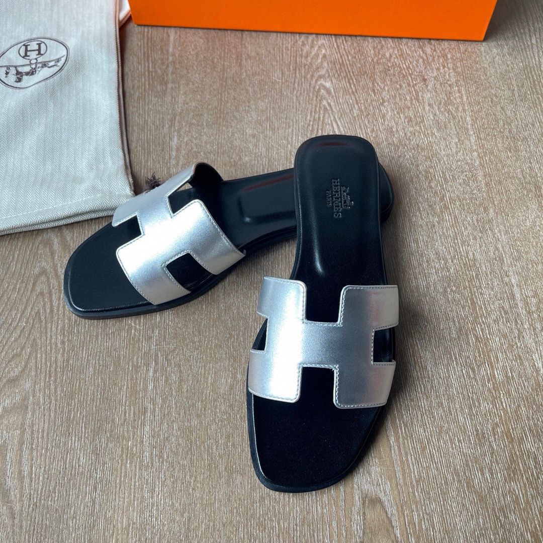Hermes Oran Slide Sandals in Silver Metallic Leather - Image 6