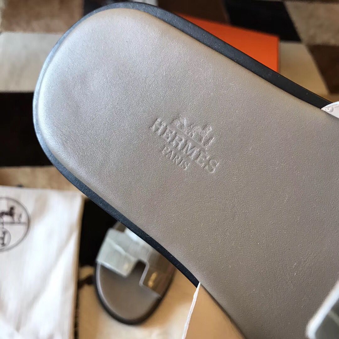 Hermes Izmir Sandals In Grey Shiny Niloticus Crocodile - Image 4