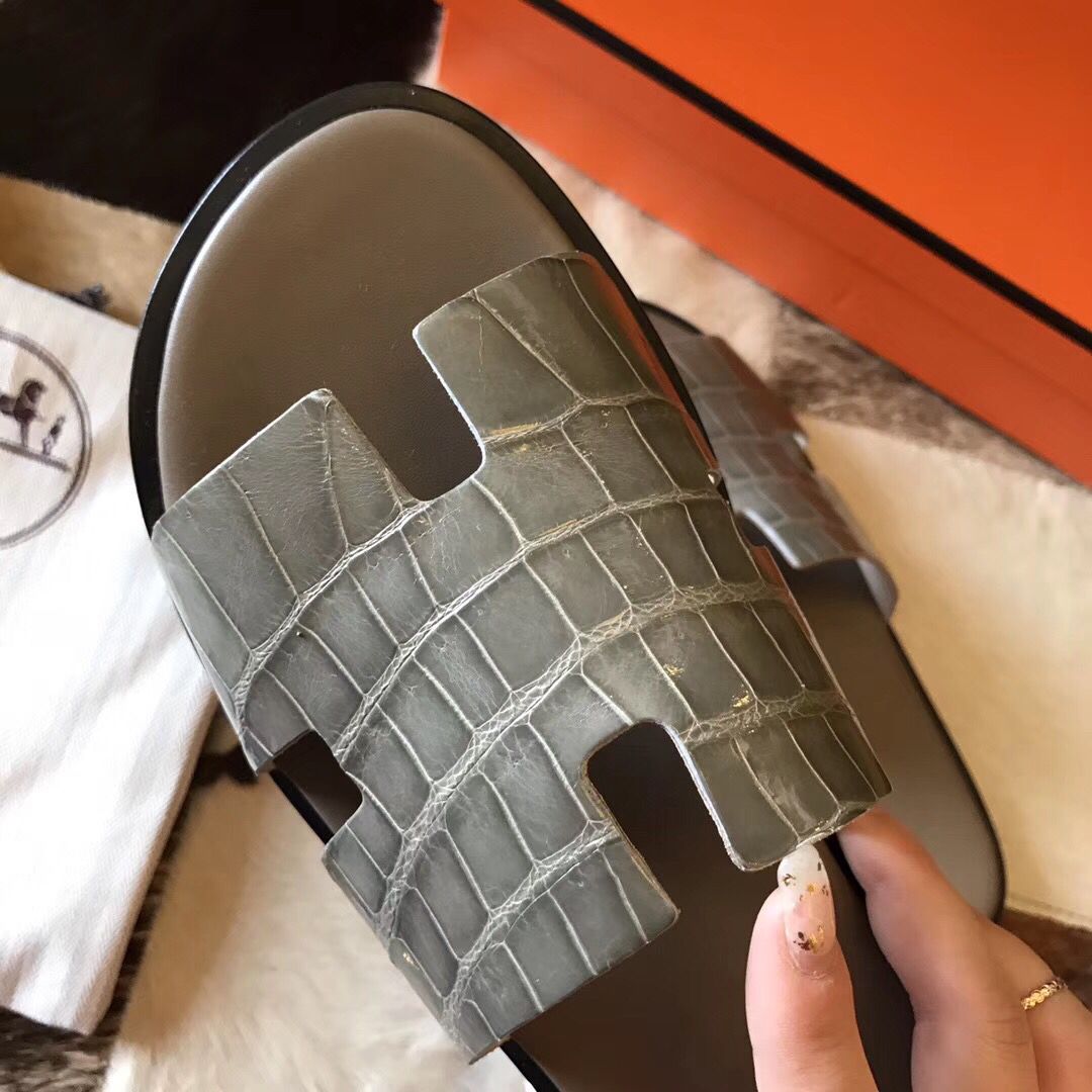 Hermes Izmir Sandals In Grey Shiny Niloticus Crocodile - Image 5