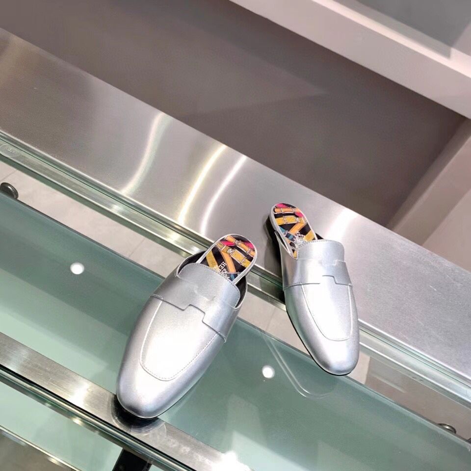 Hermes Catena Mules In Silver Metallic Calfskin - Image 3