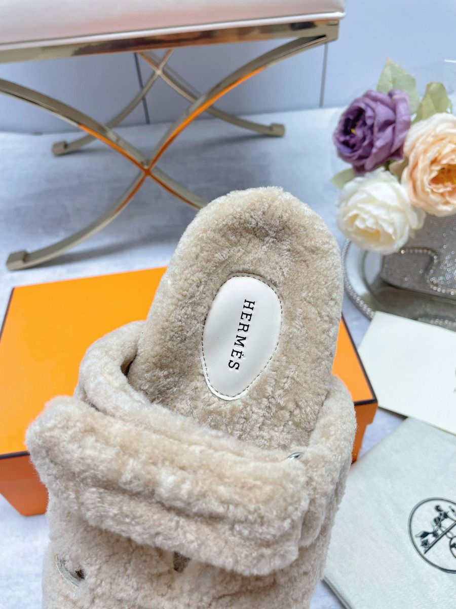 Hermes Women's Chypre Sandals In Off White Shearling - Image 8
