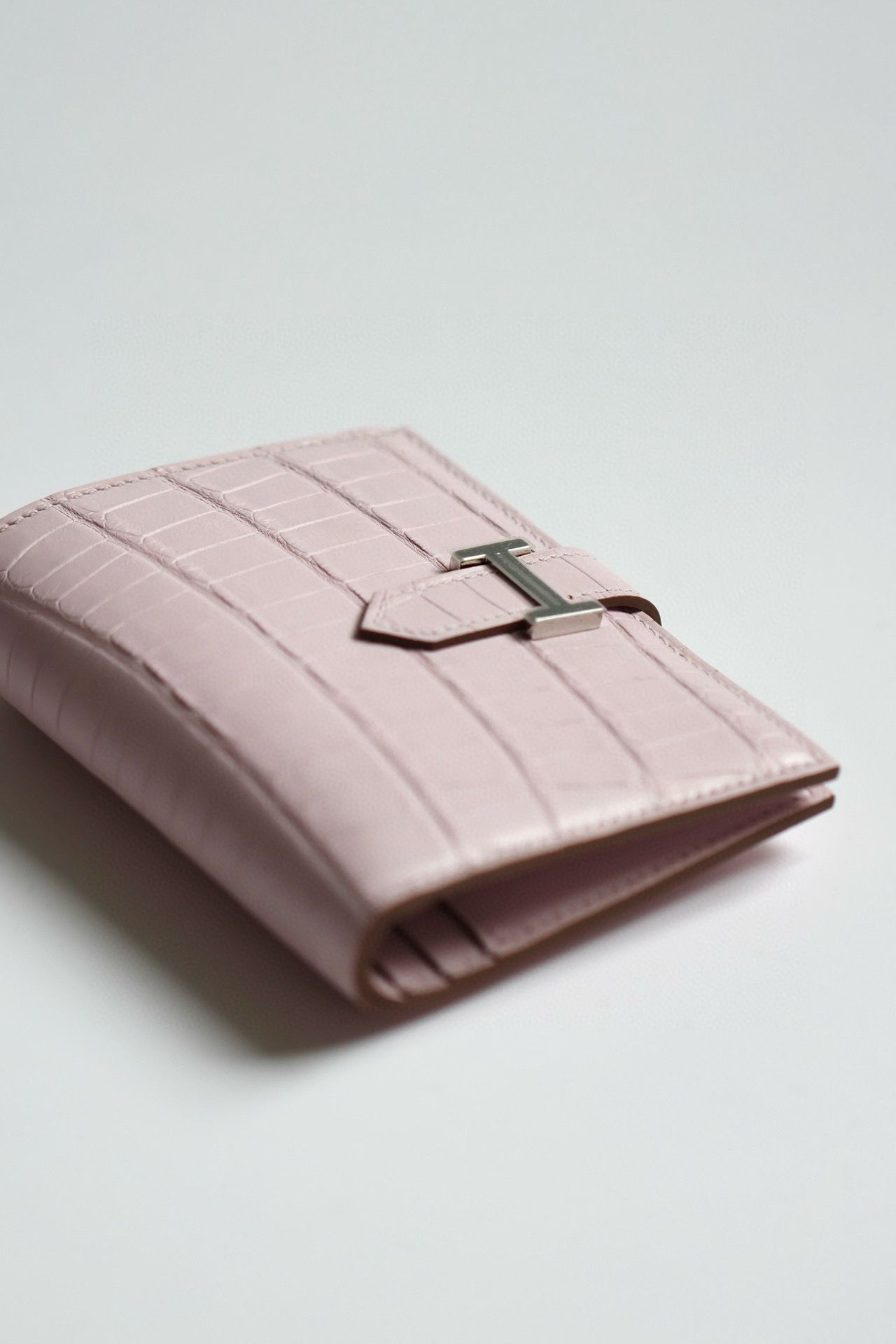 Hermes Bearn Compact Wallet in Mauve Pale Matte Alligator Leather - Image 6