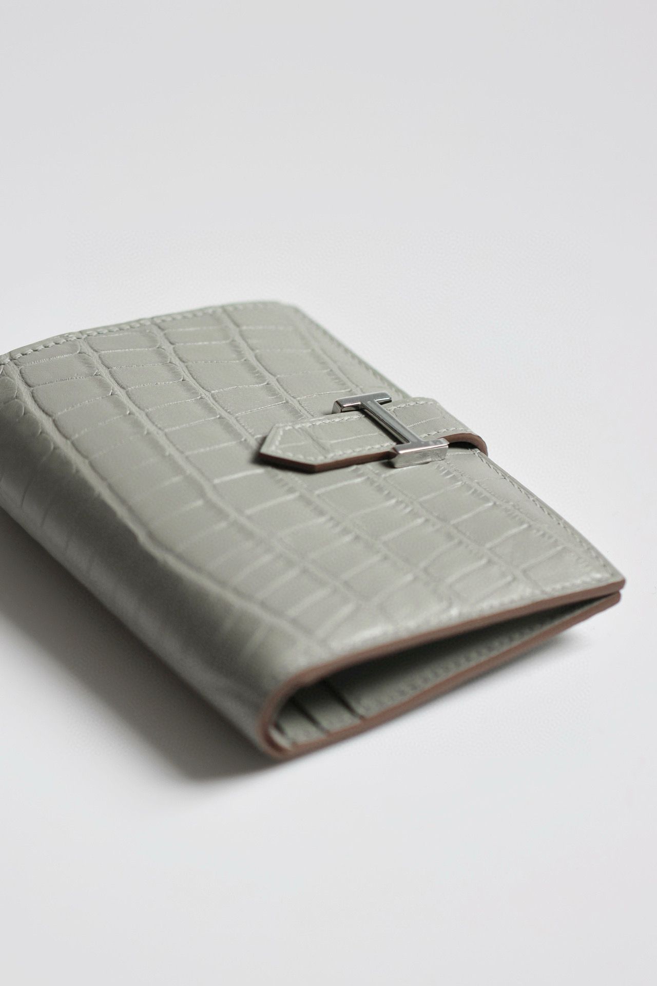 Hermes Bearn Compact Wallet in Pearl Grey Matte Alligator Leather - Image 6