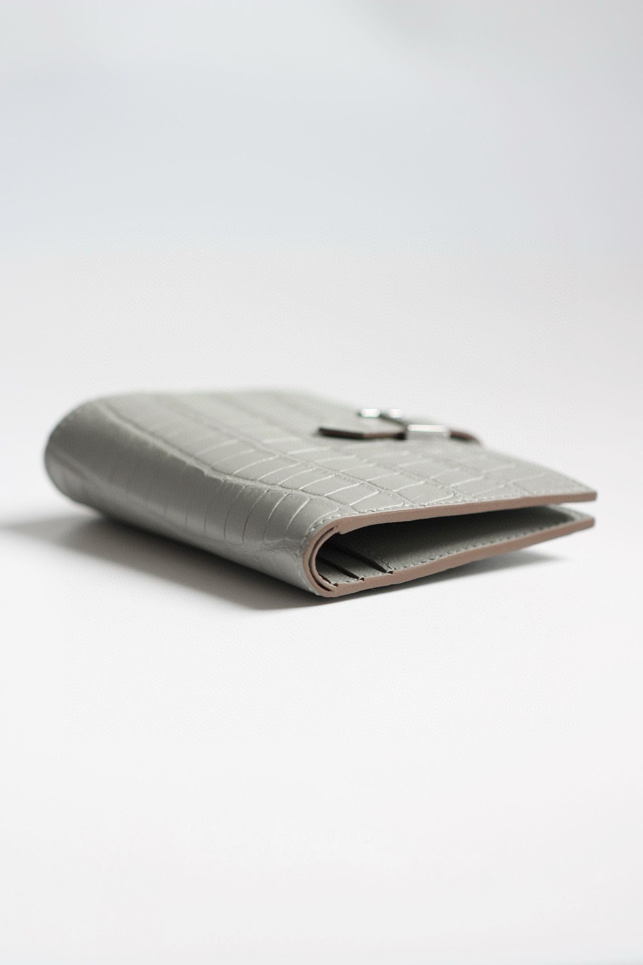 Hermes Bearn Compact Wallet in Pearl Grey Matte Alligator Leather - Image 9