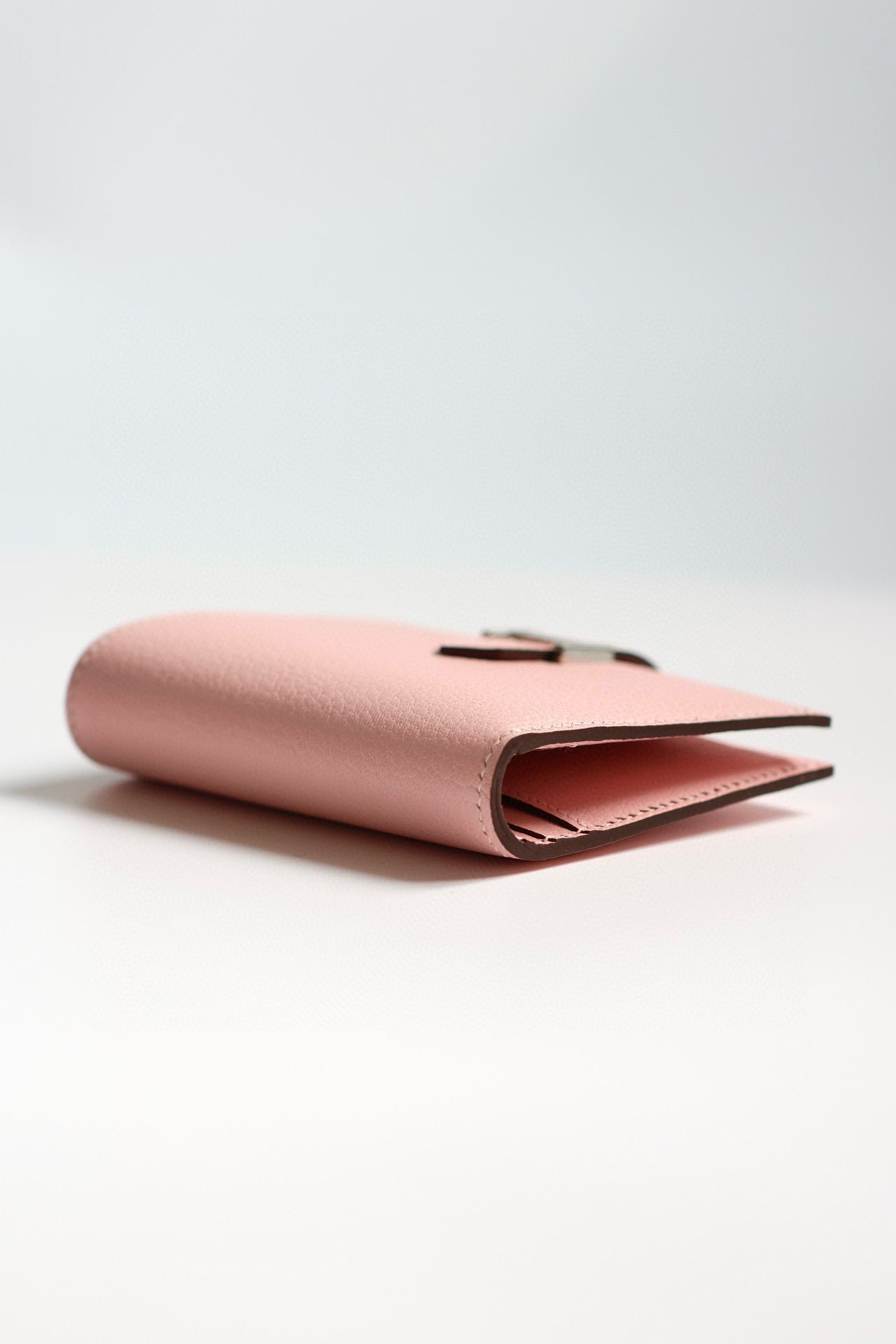 Hermes Bearn Compact Handmade Wallet in Rose Sakura Chevre Mysore Goatskin - Image 9