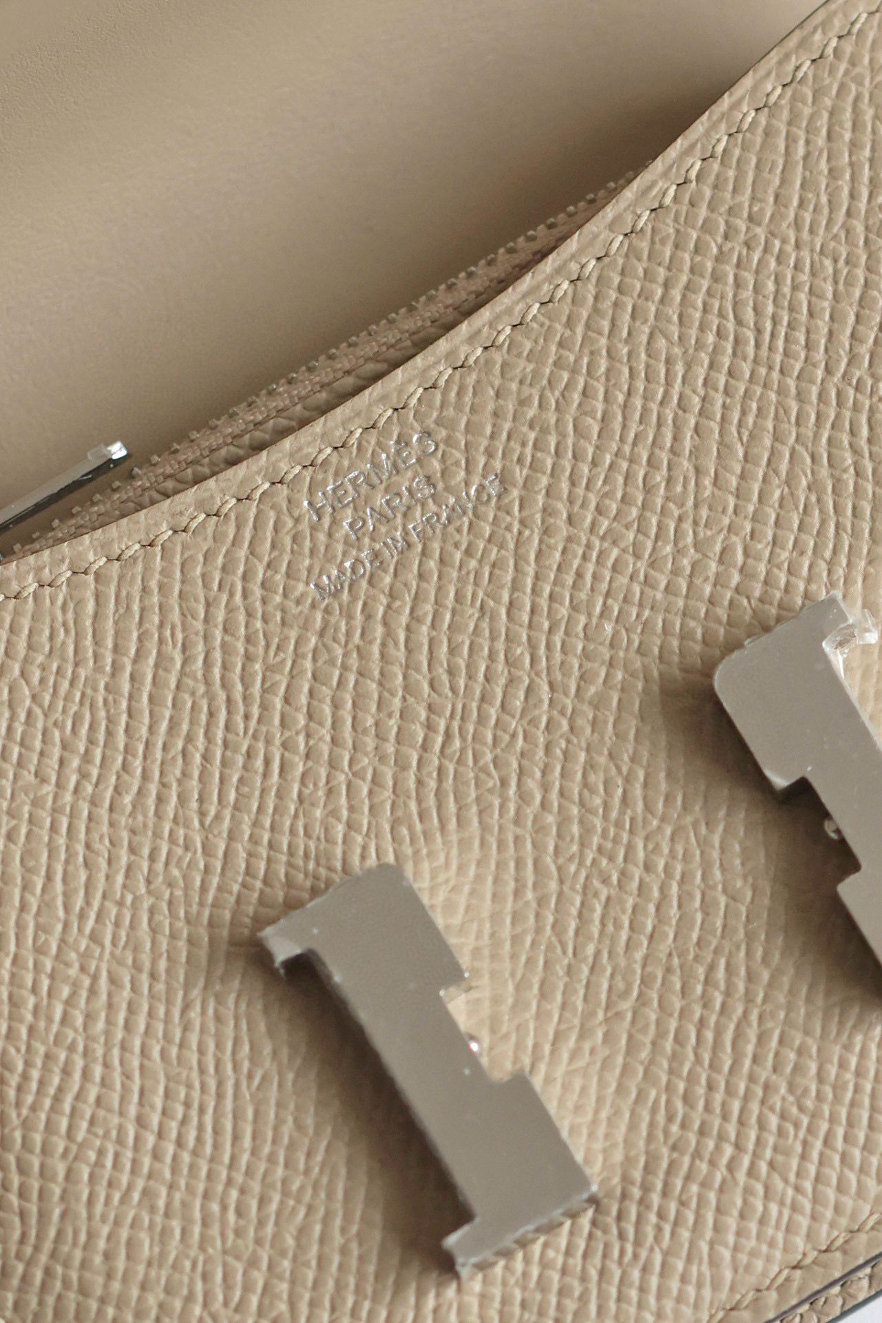 Hermes Constance Slim Wallet in Tourterelle Epsom Calfskin - Image 4