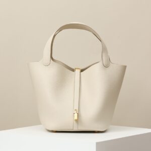 Picotin Lock 22 Taurillon Craie(10) Gold Hardware